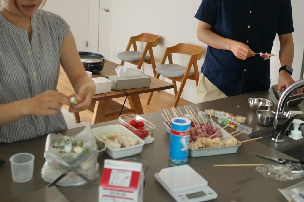 焼き鳥パーティーの串打ち