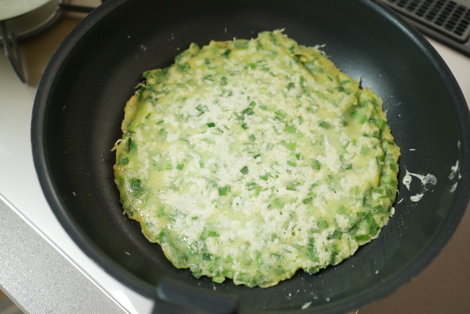 ニラチヂミをフライパンで焼く
