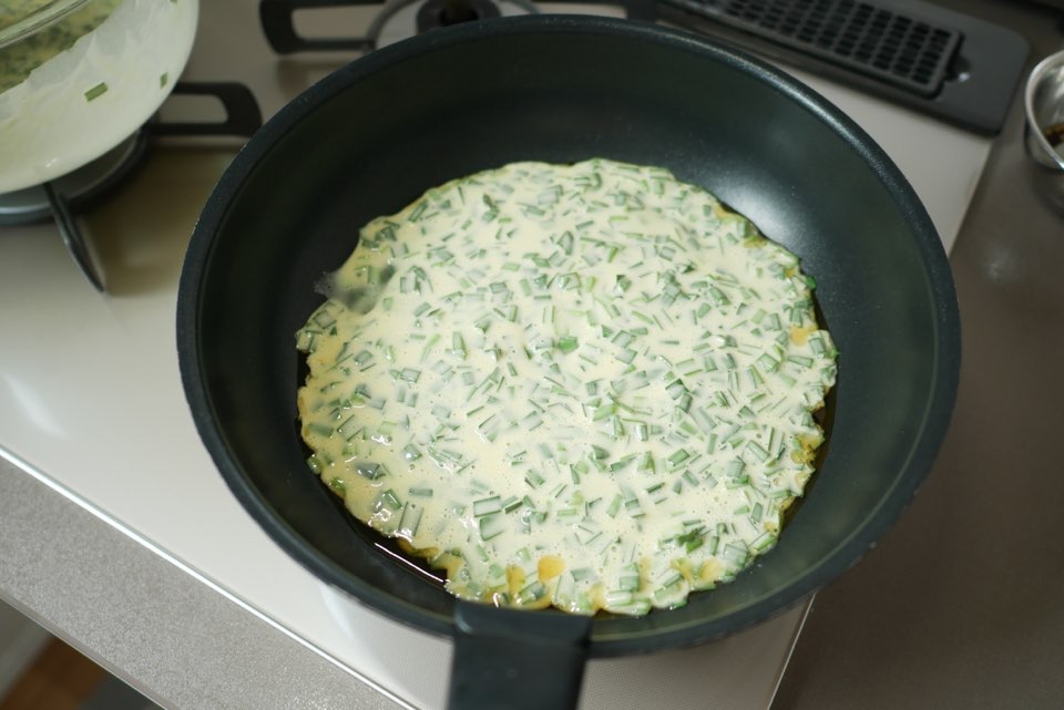 ニラチヂミをフライパンで焼く