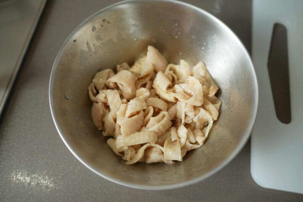 鶏皮とポン酢を和える