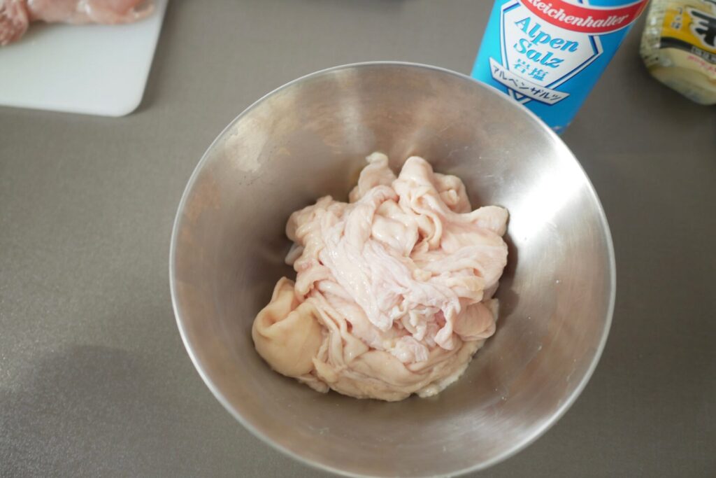 鶏皮に塩を揉みこむ