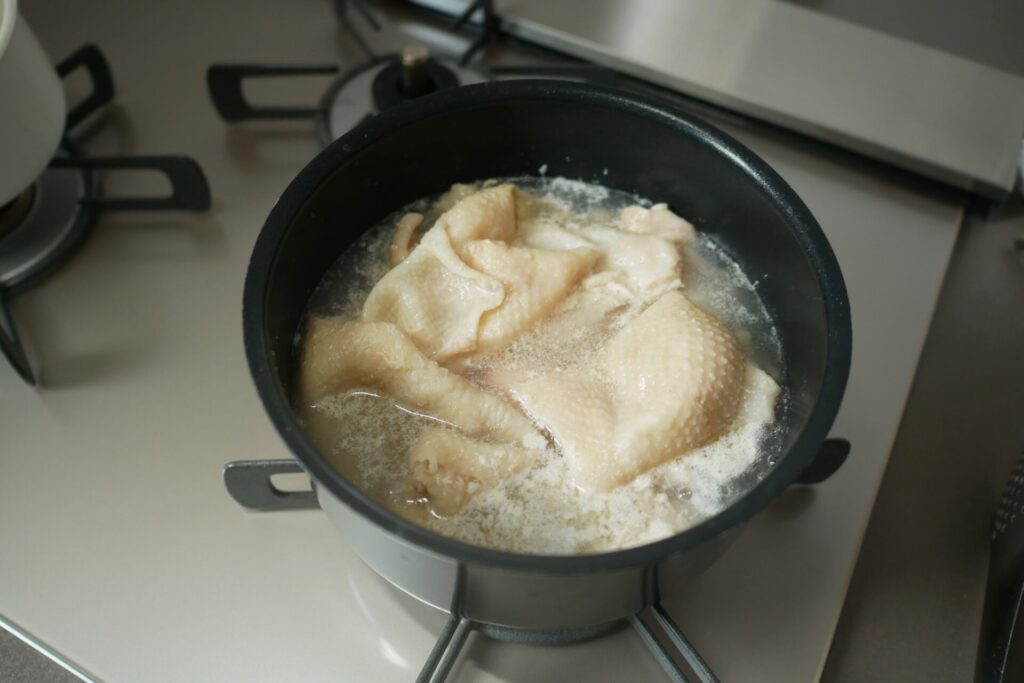 鶏皮を茹でる