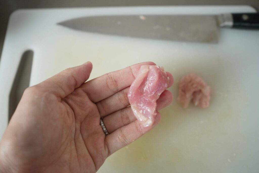 焼き鳥モモは一口サイズに切る