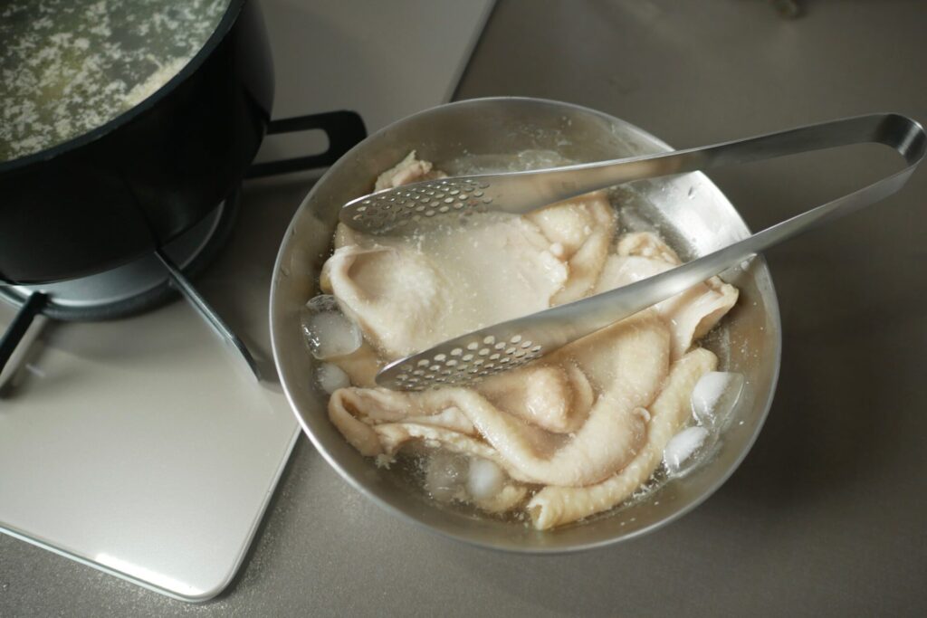 鶏皮を氷水にとる