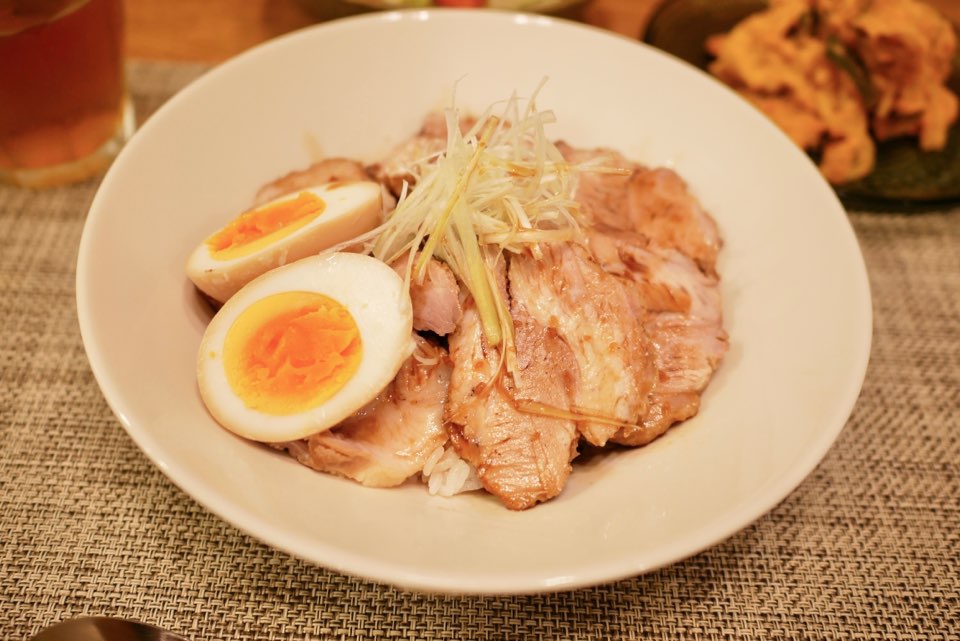 チャーシュー丼の盛り付け