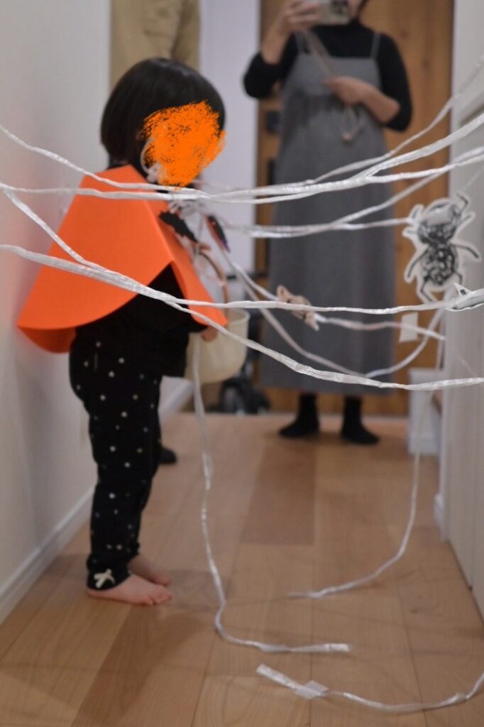ハロウィンのクモの巣くぐりゲーム