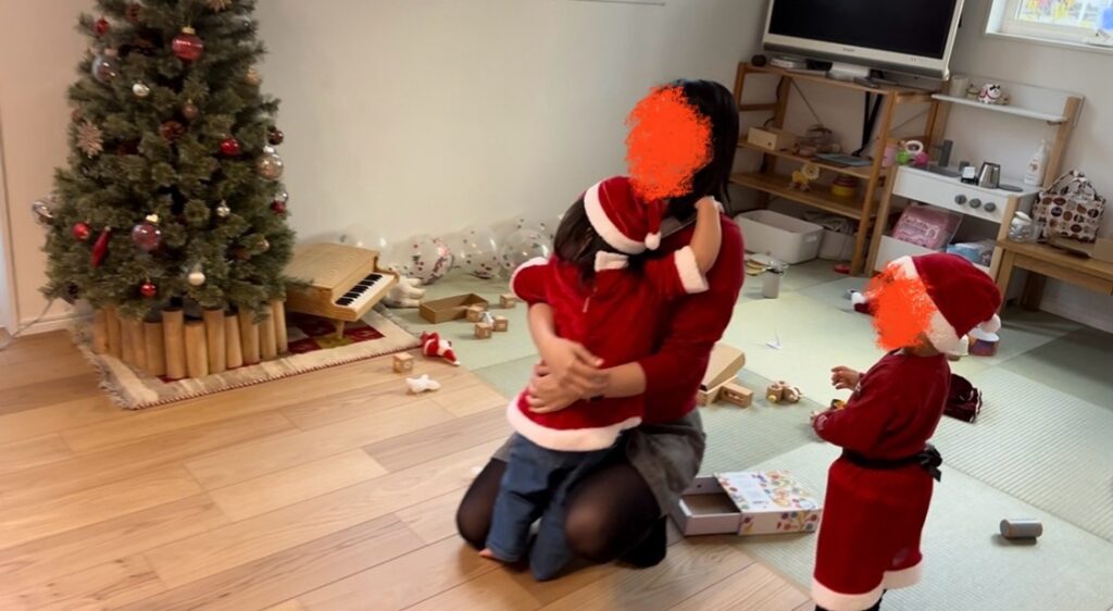パパサンタのサプライズに驚く子ども