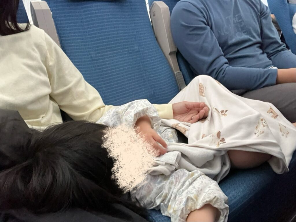 3歳フライト中の昼寝