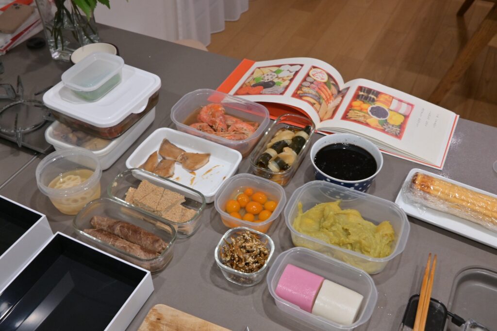 おせちをお重に詰める