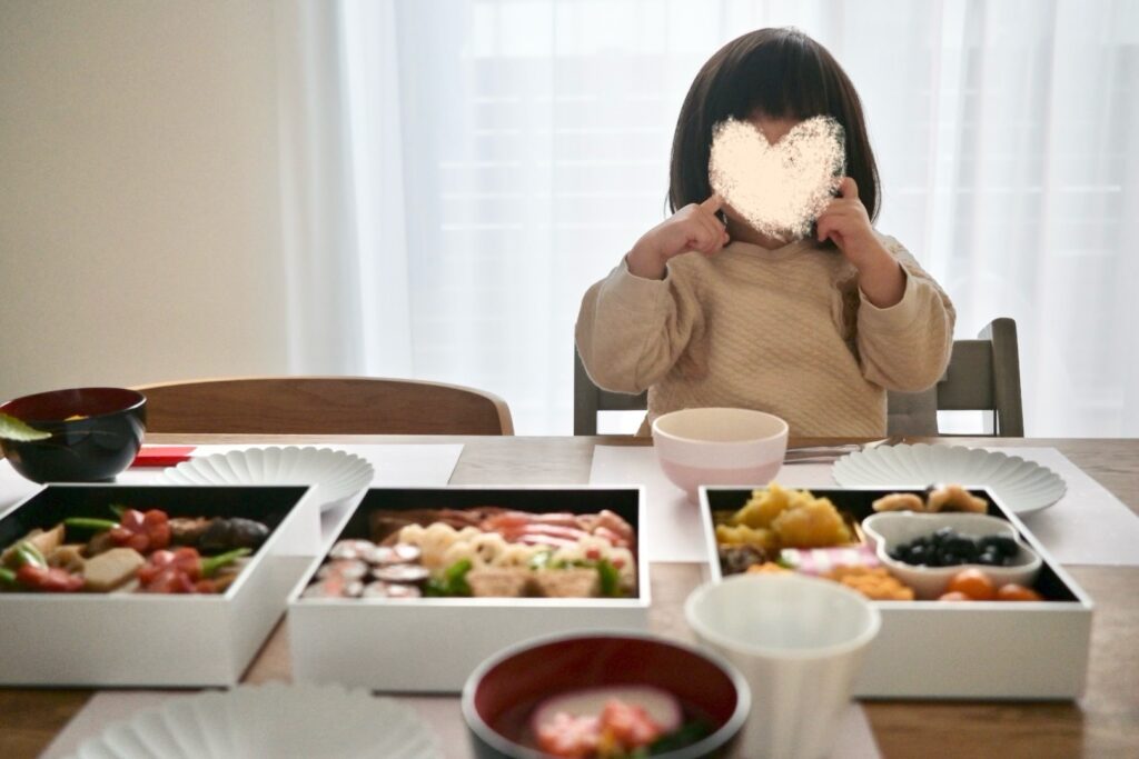おせちに喜ぶ3歳児