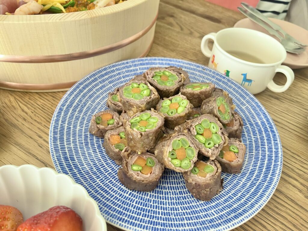 ひな祭りメニューお花の肉巻き