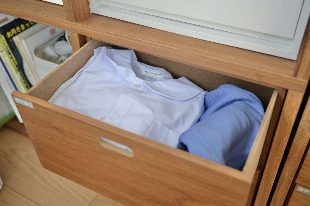 スタッキングシェルフで幼稚園制服収納