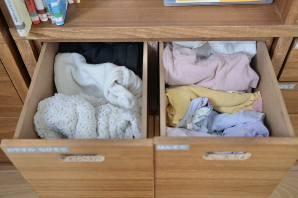 スタッキングシェルフで子ども服収納