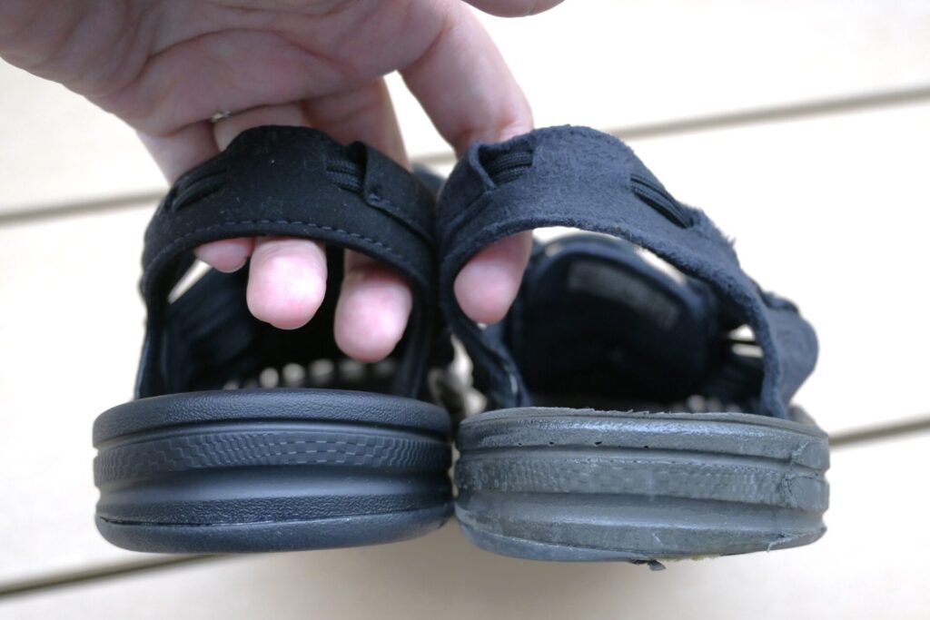 KEEN UNEEKのかかとバンド