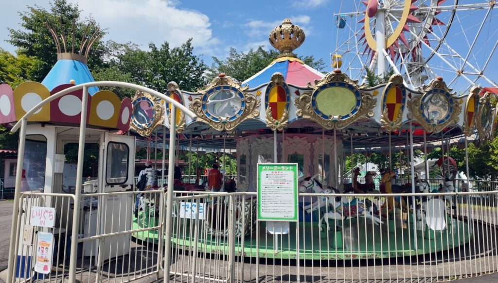 おびひろ動物園の遊園地メリーゴーランド