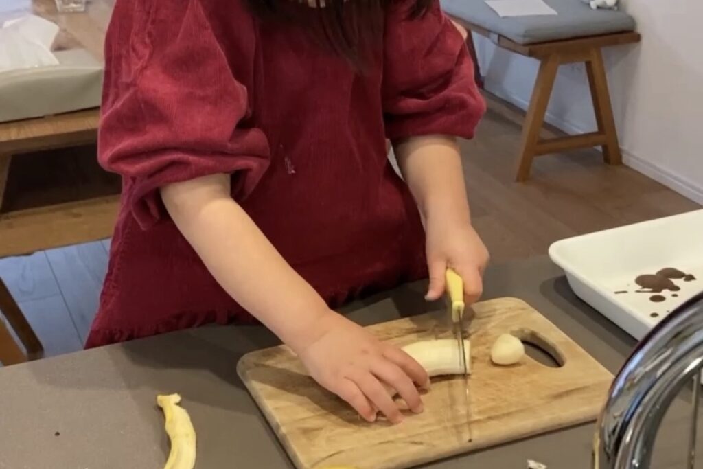 3歳のお料理お手伝い　包丁を使う