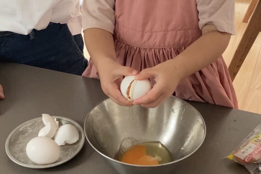 3歳のお料理お手伝い　卵を割る