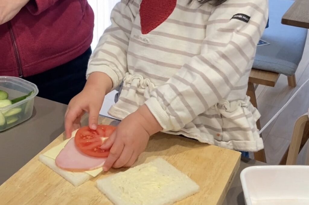 2歳のお料理お手伝い　サンドイッチ作り