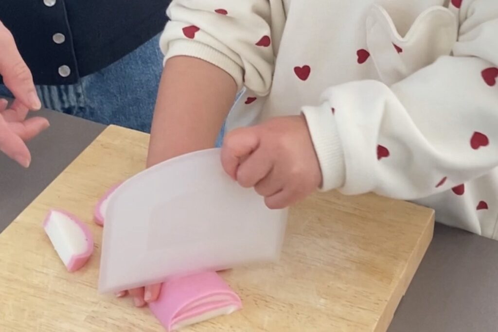 2歳のお料理お手伝い　スケッパーで切る