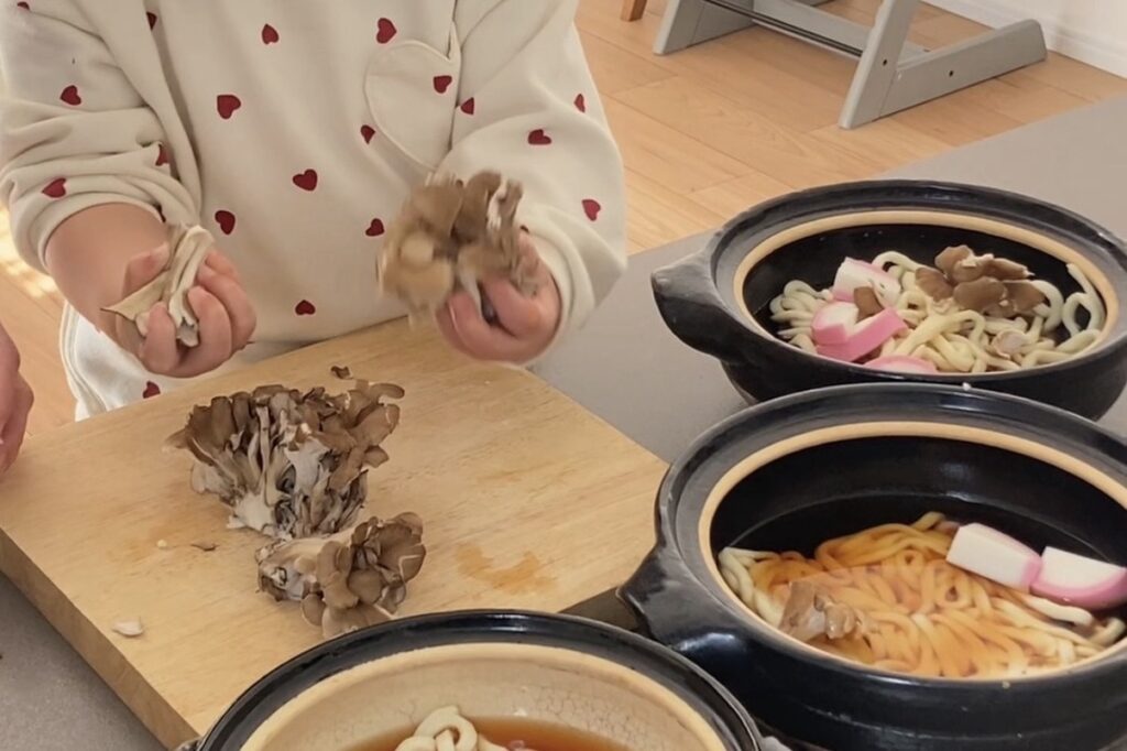 2歳のお料理お手伝い　キノコをほぐす