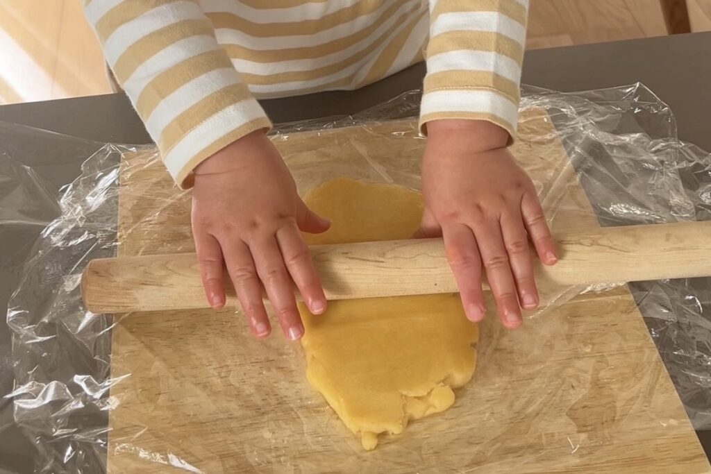 2歳のお料理お手伝い　クッキーづくり