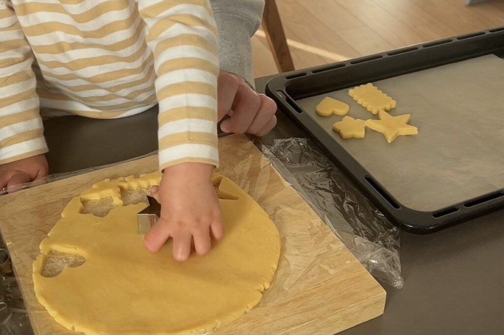 2歳のお料理お手伝い　クッキーづくり
