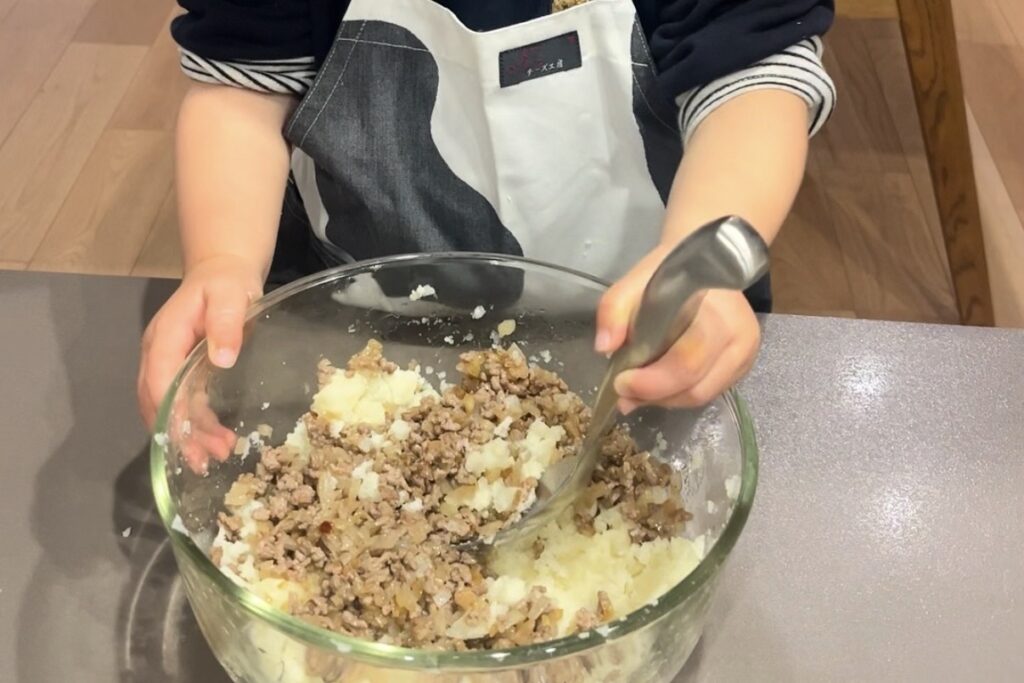 2歳のお料理お手伝い　コロッケづくり