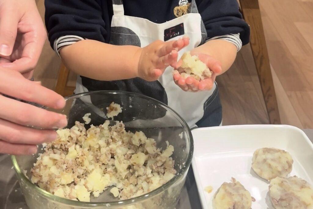 2歳のお料理お手伝い　コロッケづくり