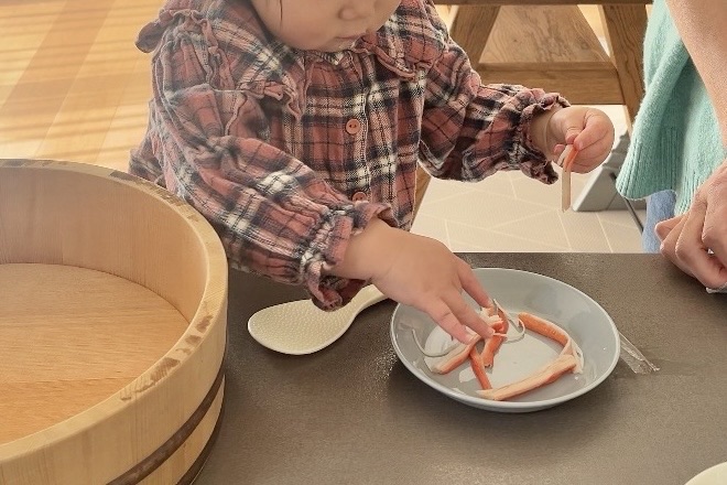 1歳のお料理お手伝い　カニカマほぐし