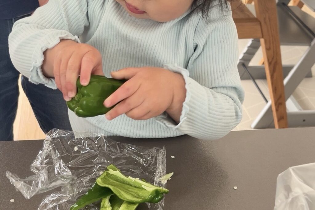 1歳のお料理お手伝い　ピーマンの種とり