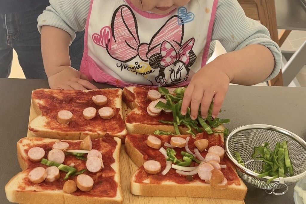 1歳のお料理お手伝い　ピザトースト盛り付け