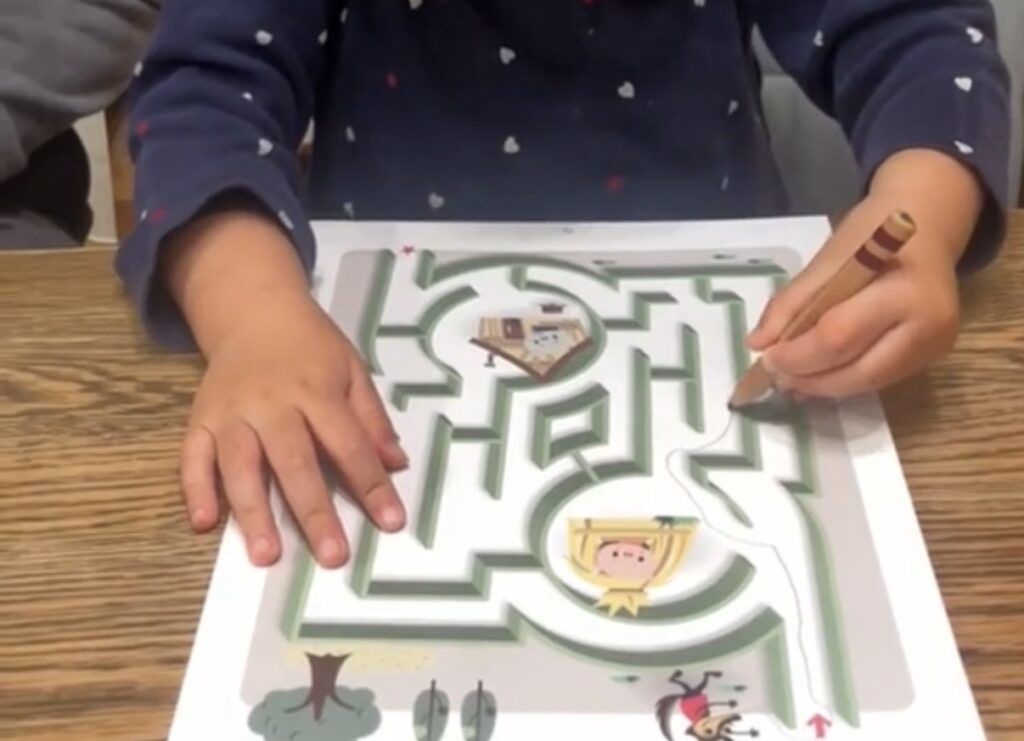 くもんのめいろワークに取り組む3歳