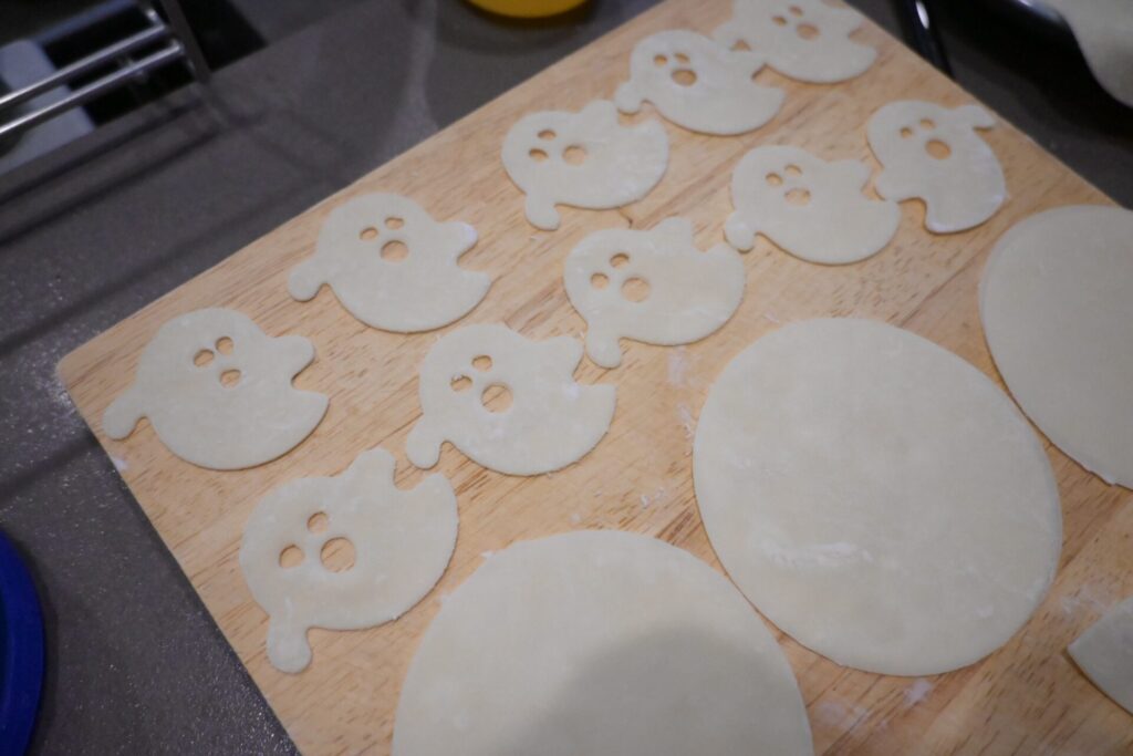 餃子の皮でお化けづくり